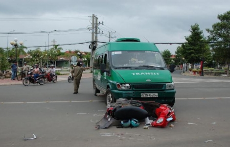 Xe khách va chạm môtô