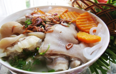 Bánh canh giò heo nóng hổi cho ngày se lạnh