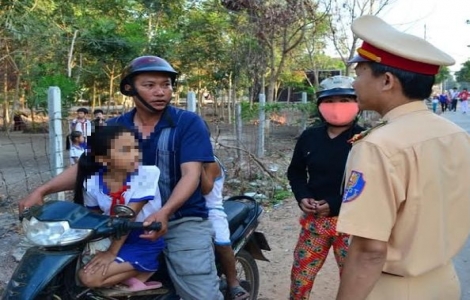 Công an Tân Châu: Nhắc nhở nhiều trường hợp không đội mũ bảo hiểm cho trẻ em