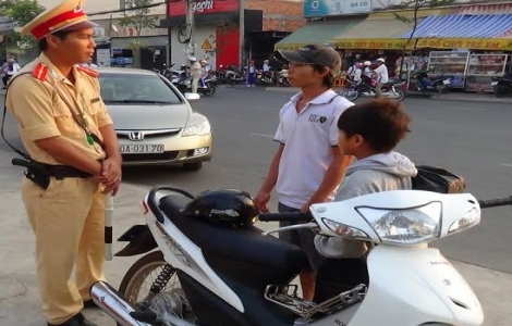 CATP. Tây Ninh: Ra quân nhắc nhở phụ huynh đội mũ bảo hiểm cho trẻ em khi tham gia giao thông