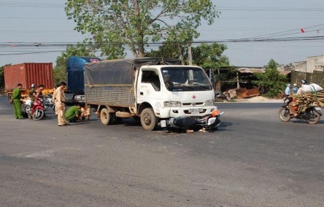 Xe tải đâm môtô, hai người bị thương