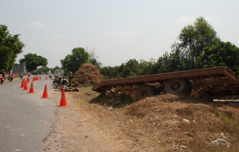 Thớt máy cày văng khỏi xe tải làm chết 2 người