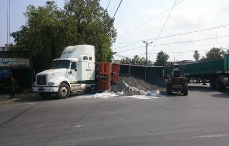 Lật container chở linke