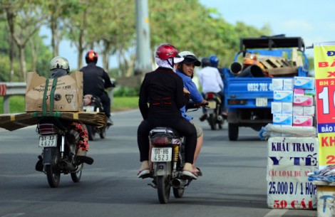 Mang khẩu trang không đúng cách, dễ bội nhiễm