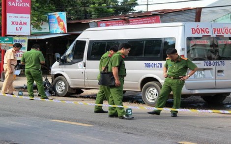 Xe khách va chạm môtô, 2 người thương vong