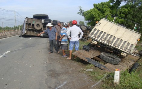 Lật máy cày và xe tải chở hàng hóa