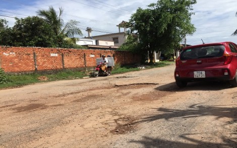 Ngã ba Chà Là: Mặt đường hư hỏng nặng, gây nguy hiểm cho người lưu thông