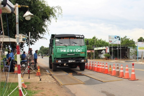 Siết chặt công tác kiểm tra tải trọng xe