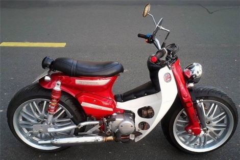 Honda Super Cub độ bánh ôtô "siêu to khổng lồ" ở Tây Ninh