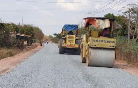 Tưới nhựa mặt đường Phước Vinh- Sóc Thiết- Tà Xia đảm bảo ATGT trước Tết nguyên đán