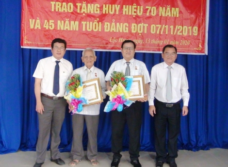 Phó Bí thư Thường trực Tỉnh ủy Nguyễn Minh Tân trao Huy hiệu 70 năm tuổi Đảng tại Trảng Bàng