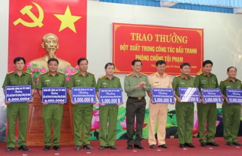 CATN: Trao thưởng các tập thể đạt thành tích xuất sắc trong đợt cao điểm