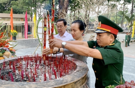 Lãnh đạo Châu Thành viếng nghĩa trang liệt sĩ