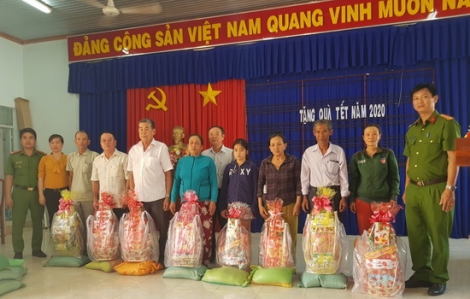 Tặng quà tết cho hộ nghèo.