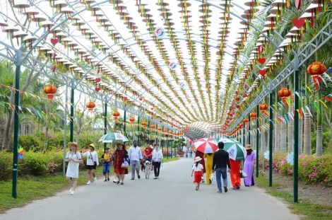 Ngắm đòn bánh tét khổng lồ "mang thai" 2020 đòn bánh tét con