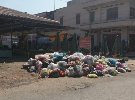 Rác bao vây chợ Long Hải