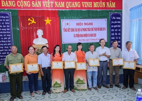 Năm 2019 Tân Châu vận động tặng trên 8.500 phần quà tết cho người nghèo