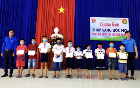 Hòa Thành: Trao học bổng thắp sáng ước mơ cho học sinh nghèo