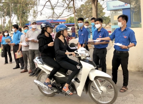 Hòa Thành: Tặng khẩu trang vải cho công nhân