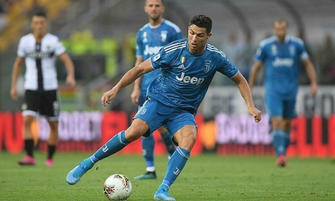 Ronaldo cắt 4,2 triệu USD tiền lương