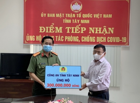 Công an Tây Ninh ủng hộ 300 triệu đồng phòng chống dịch bệnh Covid-19