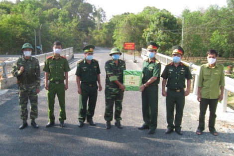 Bộ CHQS tỉnh thăm, tặng quà các chốt kiểm dịch tuyến biên giới huyện Tân Biên