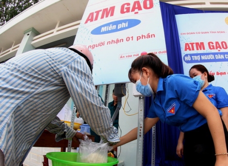 ATM gạo của những người trẻ tình nguyện