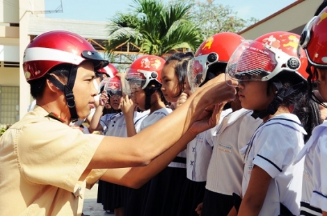 Triển khai chương trình tặng mũ bảo hiểm cho trẻ em năm 2020