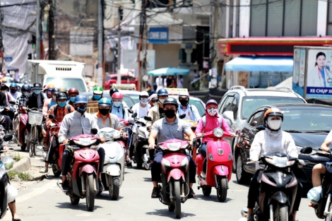 Người lao động căng mình mưu sinh trong cái nắng 'đổ lửa'