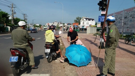 Phường Ninh Sơn: Làm việc với người phụ nữ bồng con bán vé số giữa trời nắng