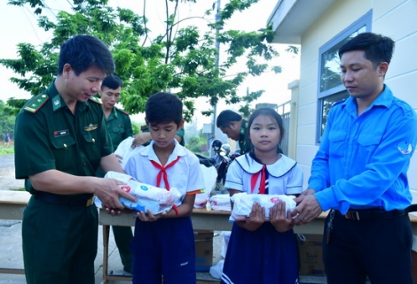 Đoàn Thanh niên, Hội phụ nữ BĐBP và Huyện đoàn Bến Cầu tặng quà nhân ngày 1.6