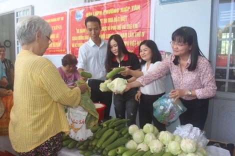 Trao học bổng cho học sinh có hoàn cảnh khó khăn