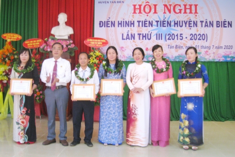 Tân Biên tổ chức hội nghị điển hình tiên tiến lần thứ III (giai đoạn 2015-2020)