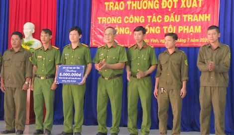 Trao thưởng cho Công an xã Phước Vinh trong công tác phòng chống tội phạm