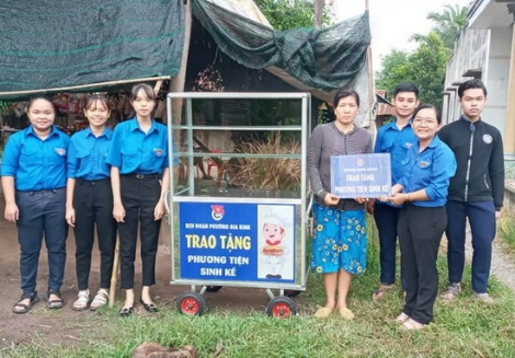 Tặng phương tiện sinh kế cho hộ khó khăn