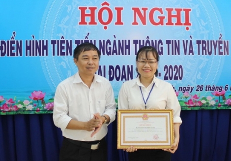 Nữ chuyên viên công nghệ thông tin sáng tạo