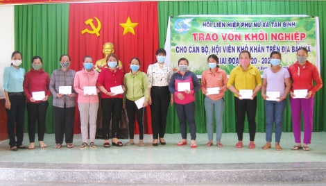 Tân Biên trao vốn “Đồng hành cùng phụ nữ Biên cương” và vốn khởi nghiệp cho phụ nữ xã Tân Bình