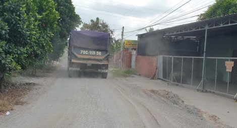 Né trạm cân, xe tải chạy vào đường dân sinh gây hư hỏng