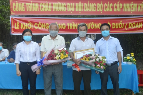 Khen thưởng hai người dân hiến đất làm đường giao thông