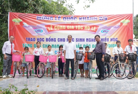 Tặng bằng khen cho dòng họ Lê ở xã Tiên Thuận