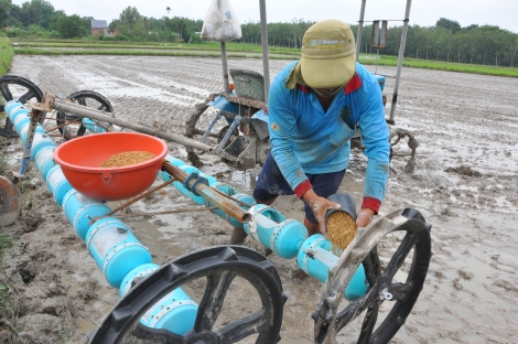 Một nông dân cải tiến thành công máy gieo sạ hàng