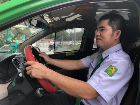 Tài xế taxi tích cực tham gia tố giác người nhập cảnh trái phép