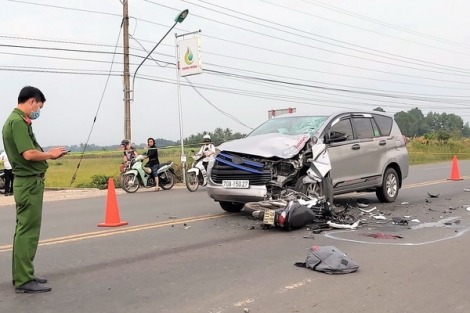 Xe ô tô và xe máy đối đầu, 2 người tử vong