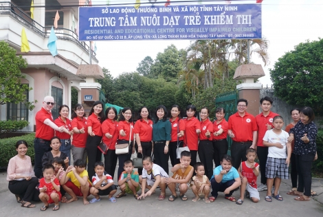 Tặng quà cho trẻ em khiếm thị