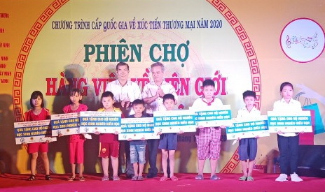 Khai mạc phiên chợ hàng Việt về biên giới tại huyện Tân Biên