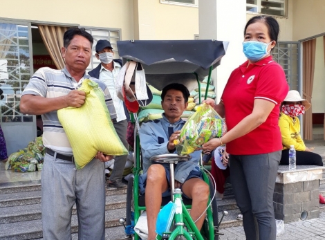 Huyện Châu Thành: Tặng quà cho người nghèo, người khuyết tật.