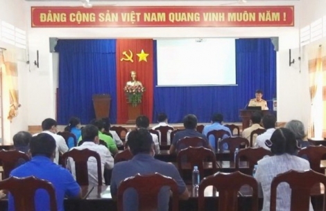 Ban ATGT Dương Minh Châu tuyên truyền luật giao thông cho chủ xe, tài xế