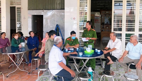 Công an Thành phố tặng 13.000 móc khóa an ninh cho người dân