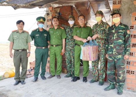 Công an tỉnh: Thăm, tặng quà cho các chốt phòng, chống dịch Covid-19 trên địa bàn huyện Bến Cầu