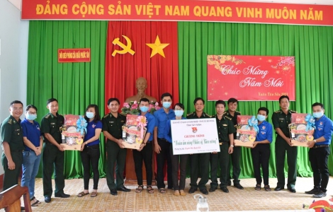 Đoàn Khối cơ quan và doanh nghiệp tỉnh: Thăm, tặng quà các chiến sĩ trên biên giới